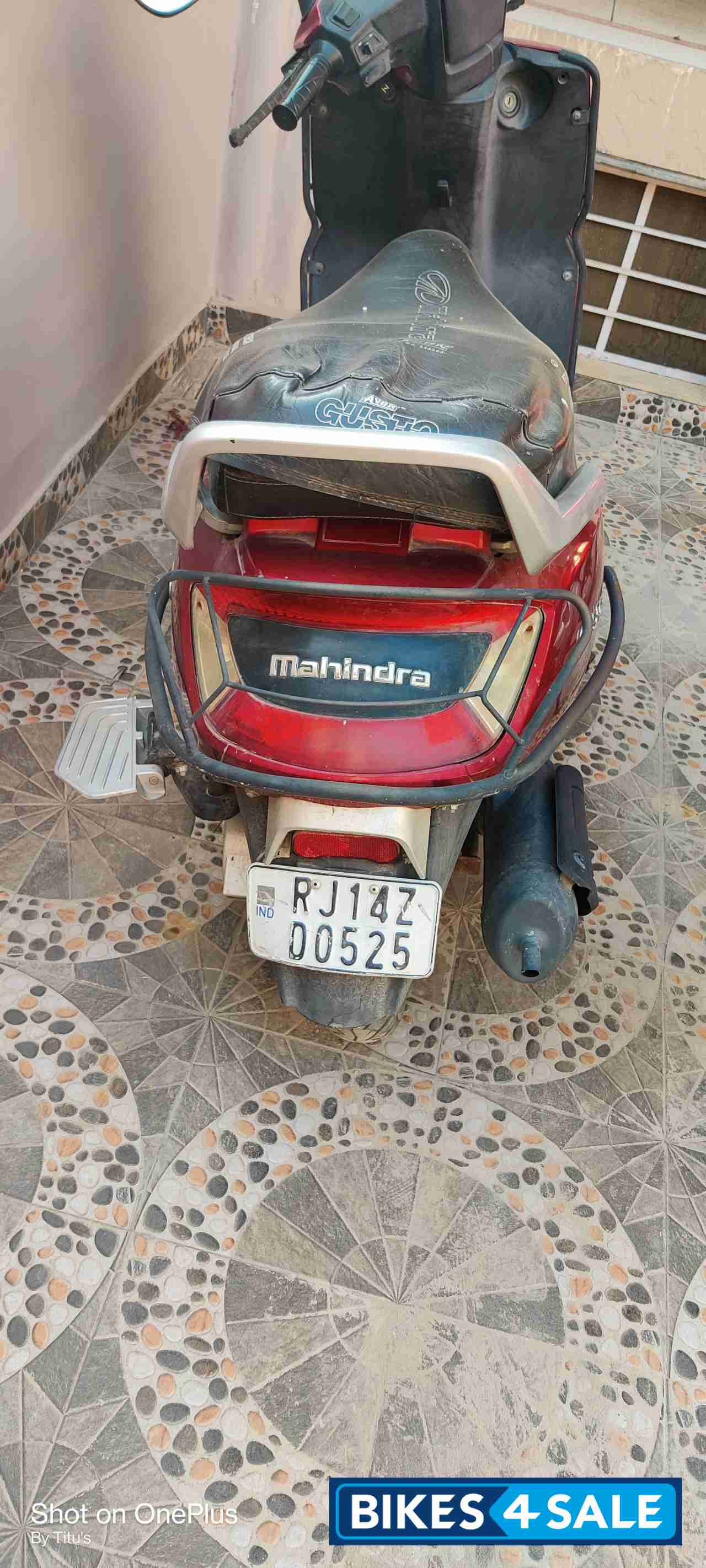 Red Mahindra Gusto 125