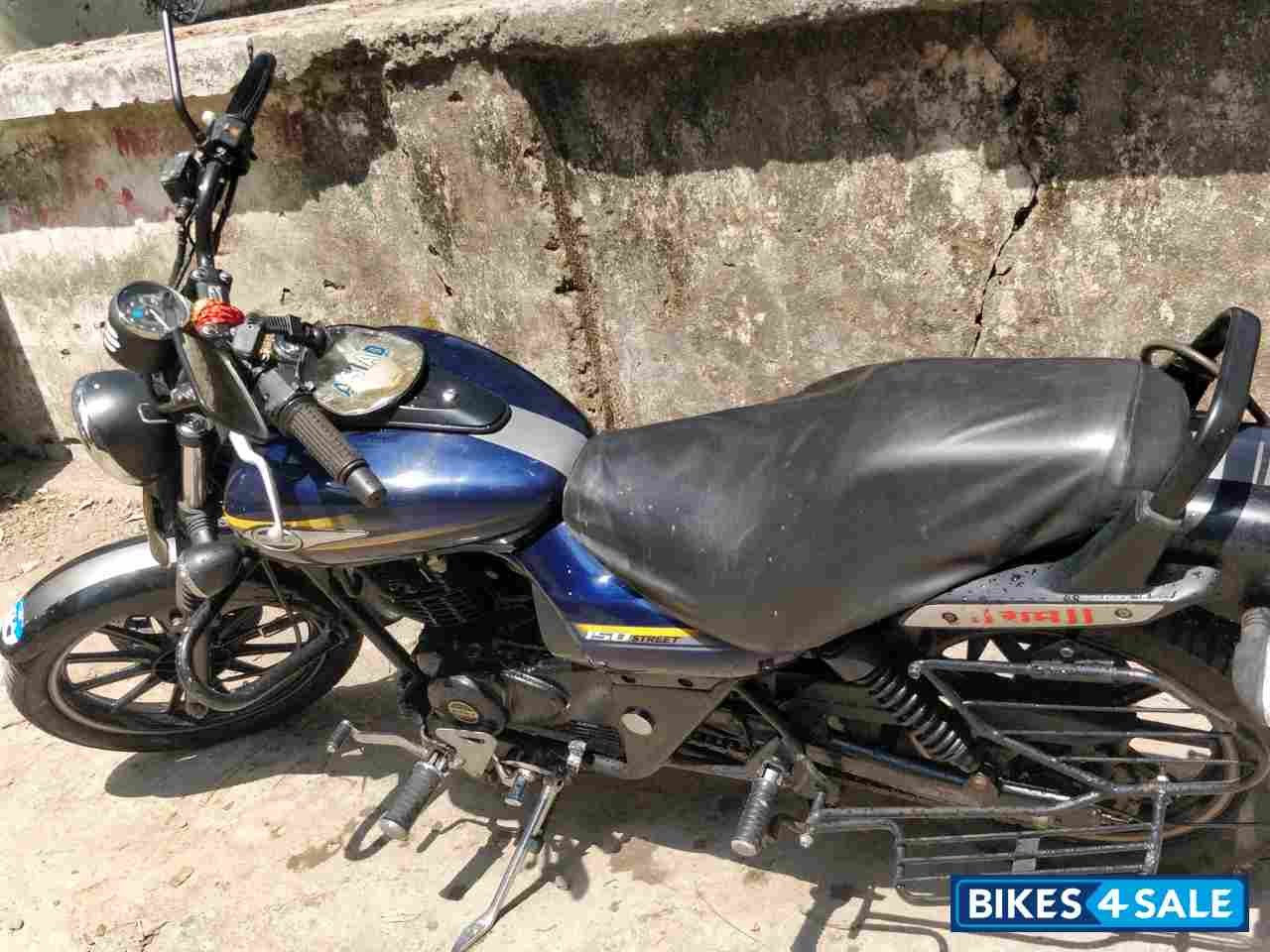Blue Bajaj Avenger Street 150