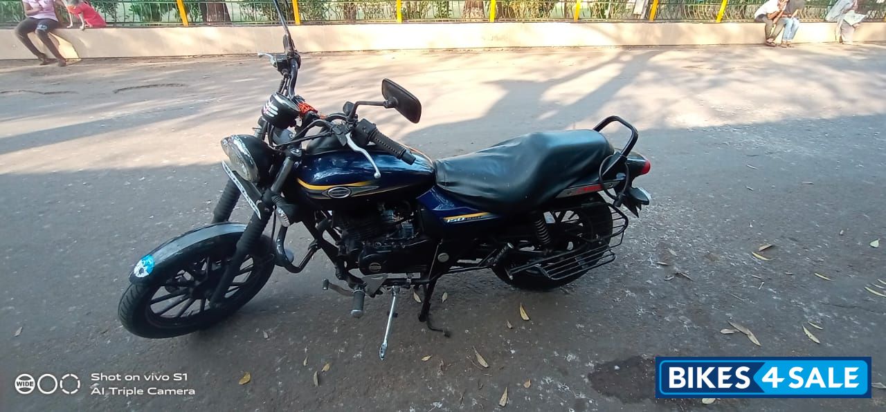 Blue Bajaj Avenger Street 150