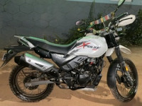 White / Red Hero XPulse 200 BS6