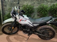 White / Red Hero XPulse 200 BS6