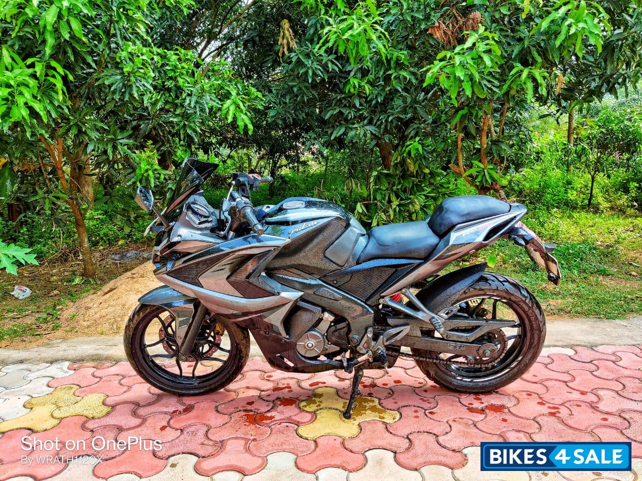 Bajaj Pulsar RS 200 ABS