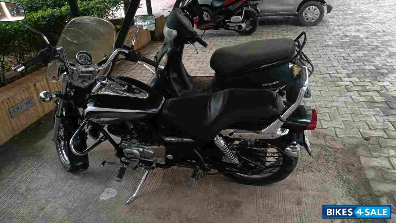 Black Bajaj Avenger Cruise 220