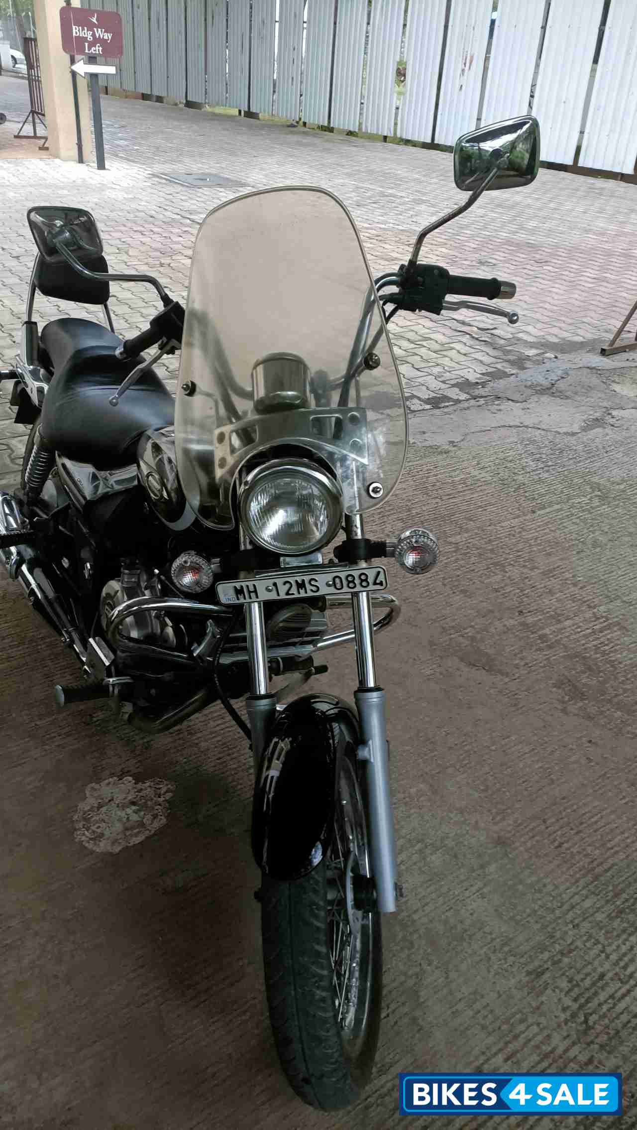 Black Bajaj Avenger Cruise 220