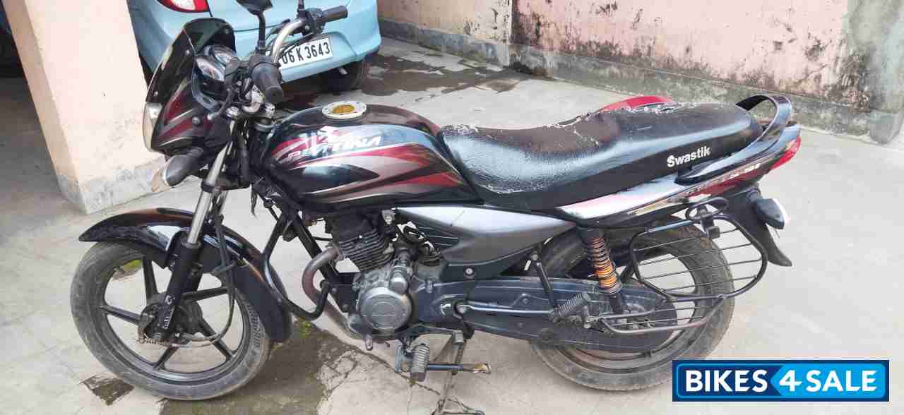 Black Bajaj Platina 125 DTS-Si
