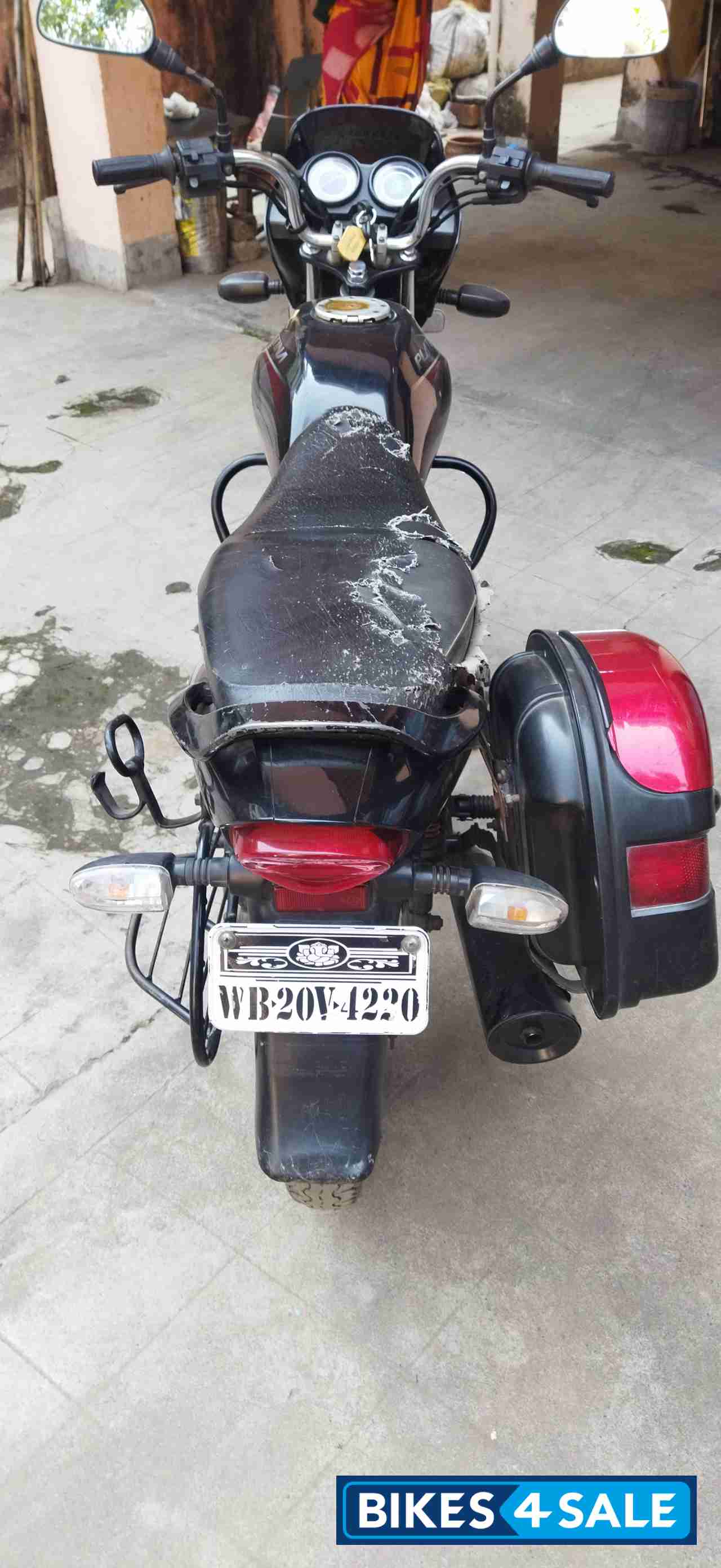 Black Bajaj Platina 125 DTS-Si