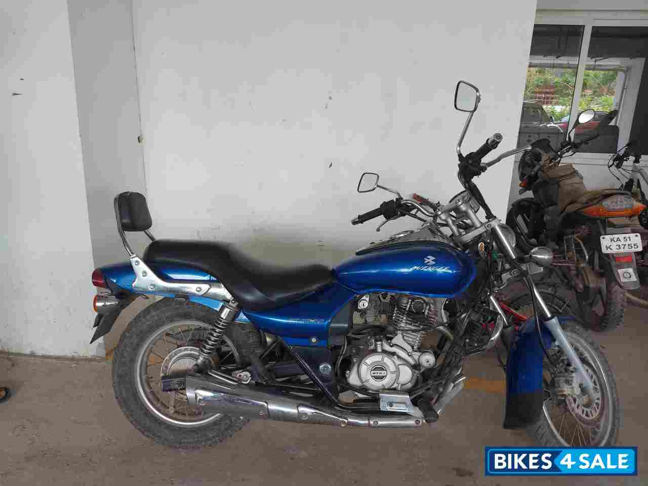 Blue Bajaj Avenger 220 DTS-i