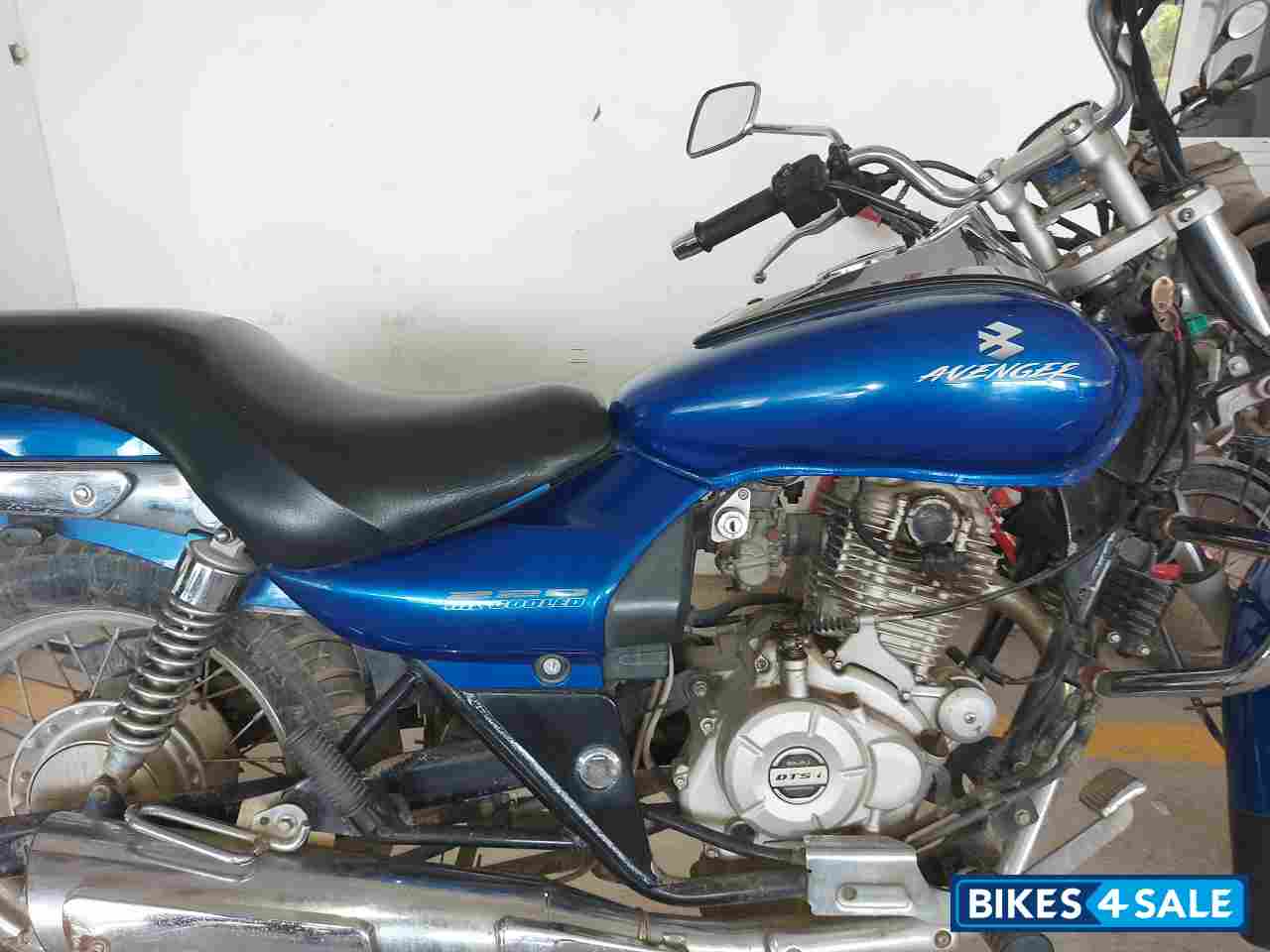 Blue Bajaj Avenger 220 DTS-i Blue Bajaj Avenger 220 DTS-i