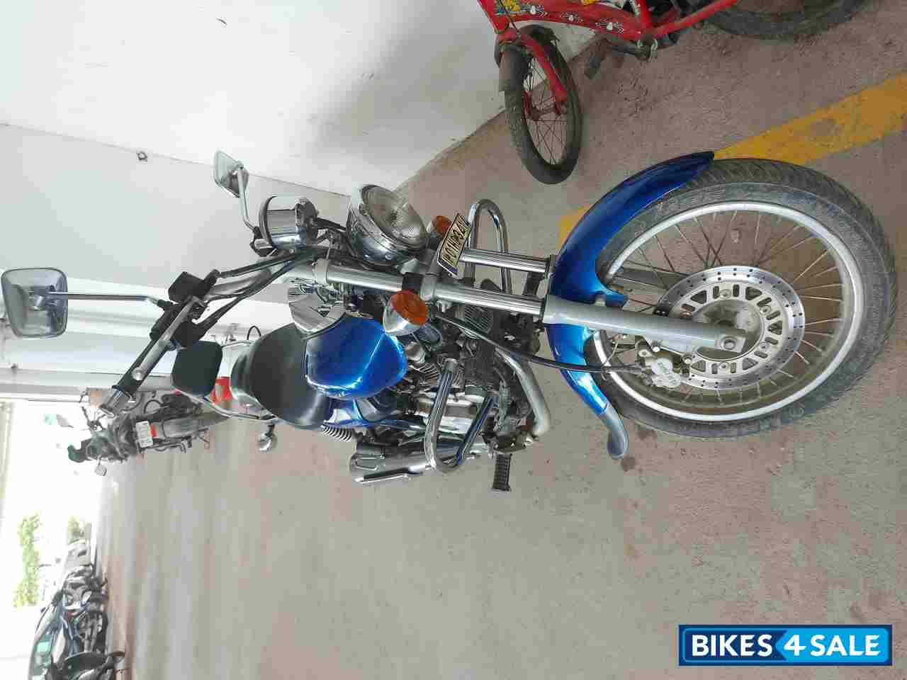 Blue Bajaj Avenger 220 DTS-i Blue Bajaj Avenger 220 DTS-i