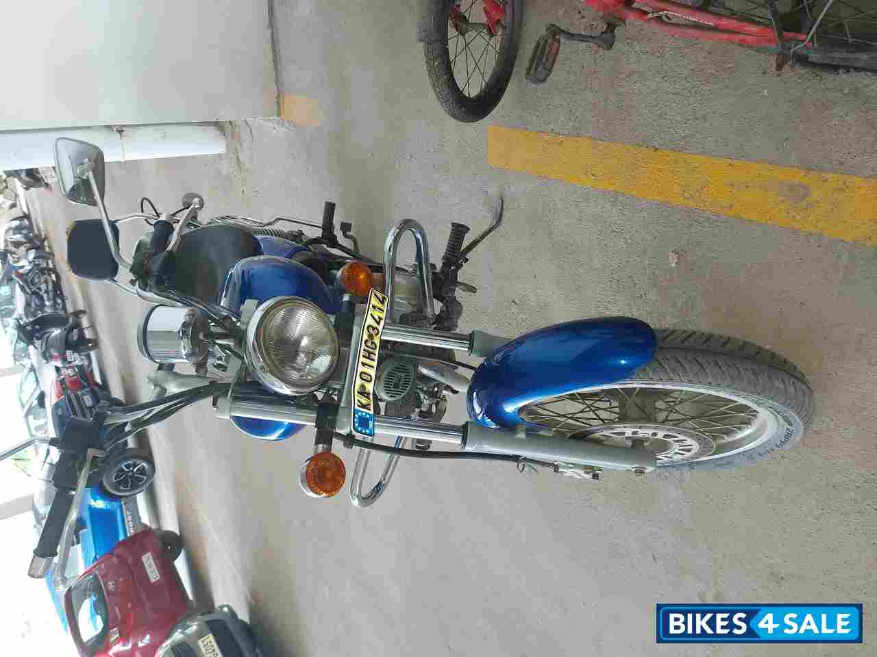 Blue Bajaj Avenger 220 DTS-i Blue Bajaj Avenger 220 DTS-i