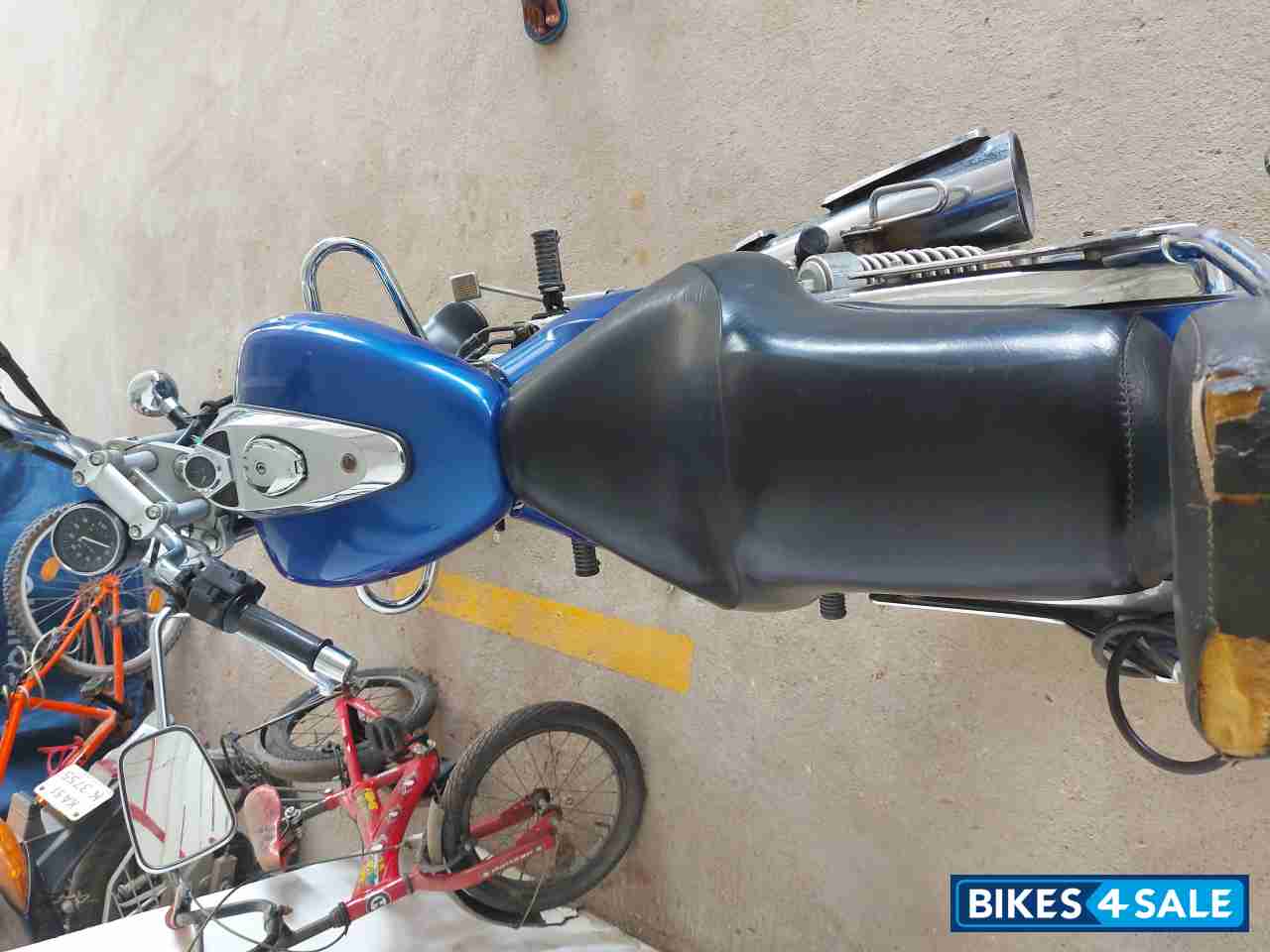 Blue Bajaj Avenger 220 DTS-i Blue Bajaj Avenger 220 DTS-i