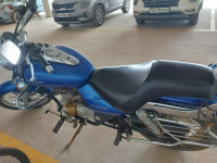 Blue Bajaj Avenger 220 DTS-i