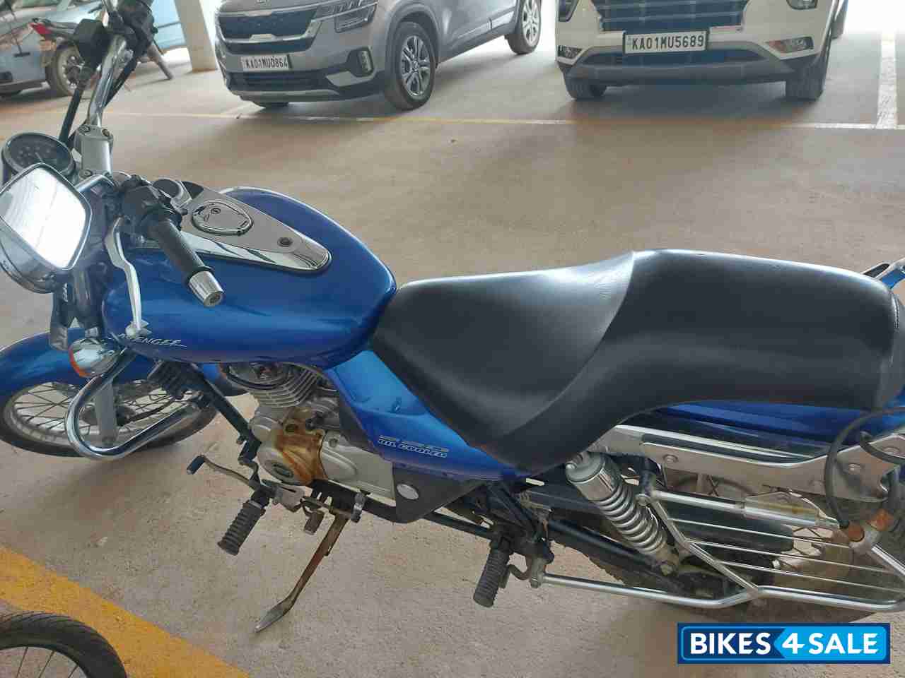 Blue Bajaj Avenger 220 DTS-i Blue Bajaj Avenger 220 DTS-i