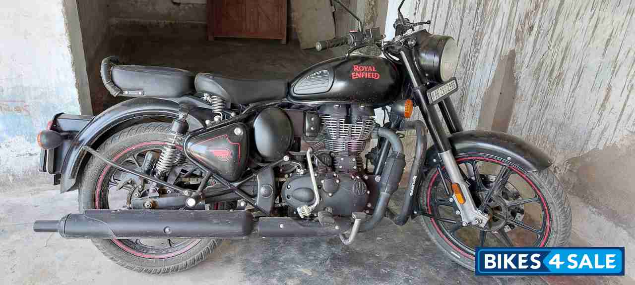 Royal Enfield Classic Stealth Black