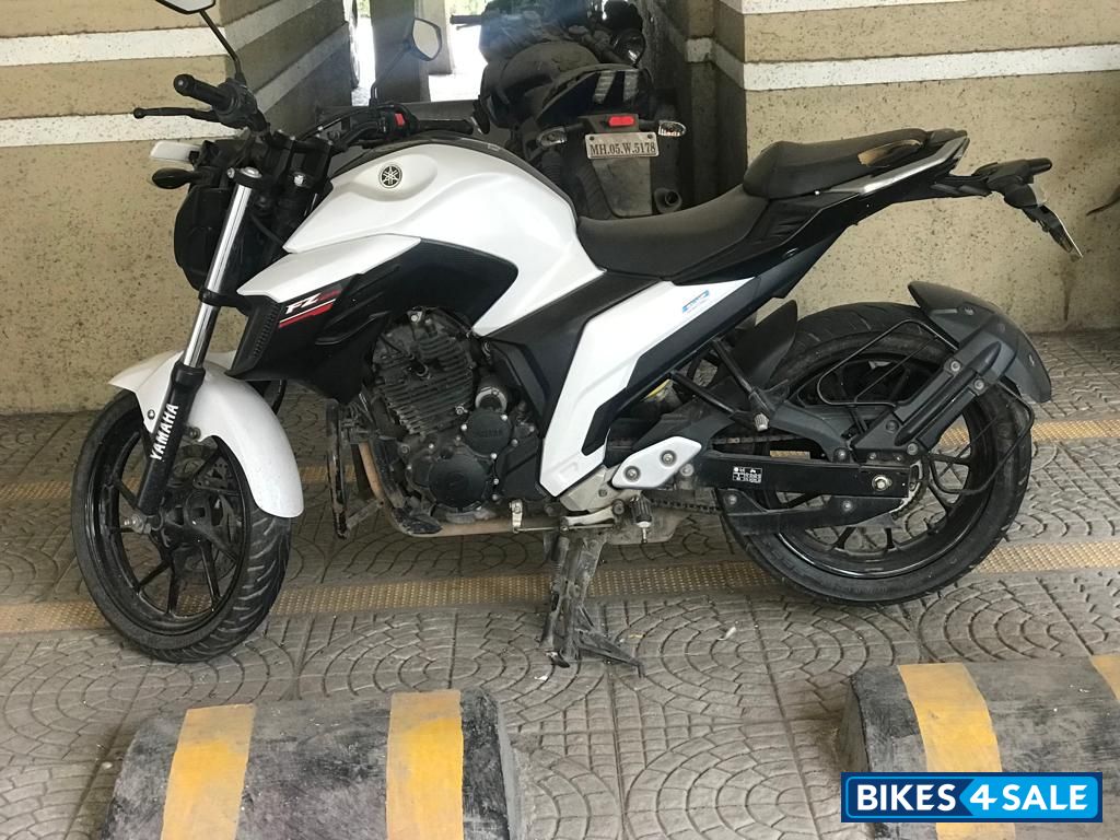 White Yamaha FZ25