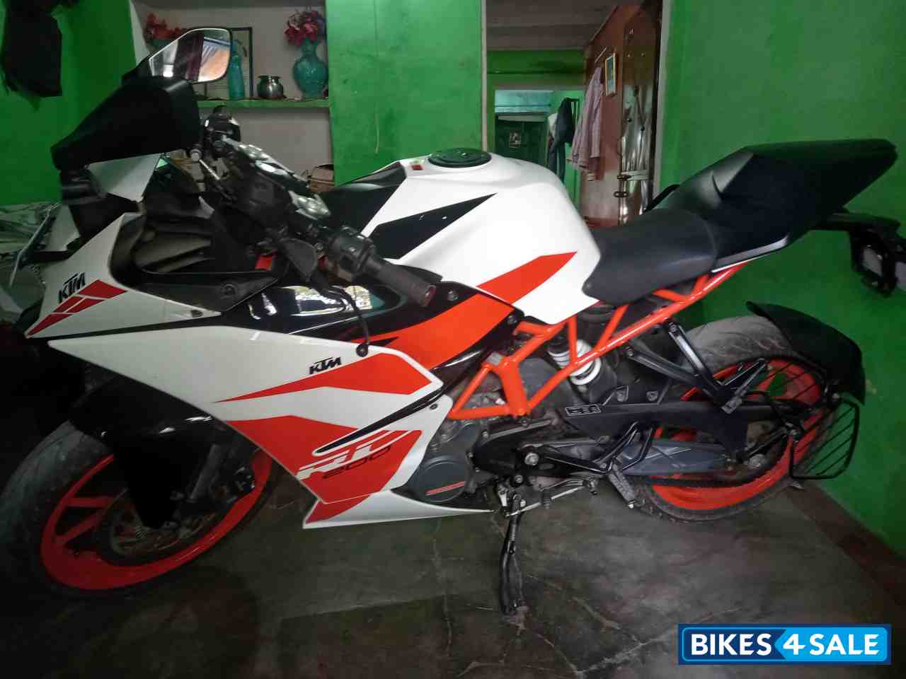 White Orange KTM RC 200