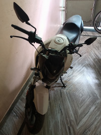 White Hero Xtreme 160R BS6