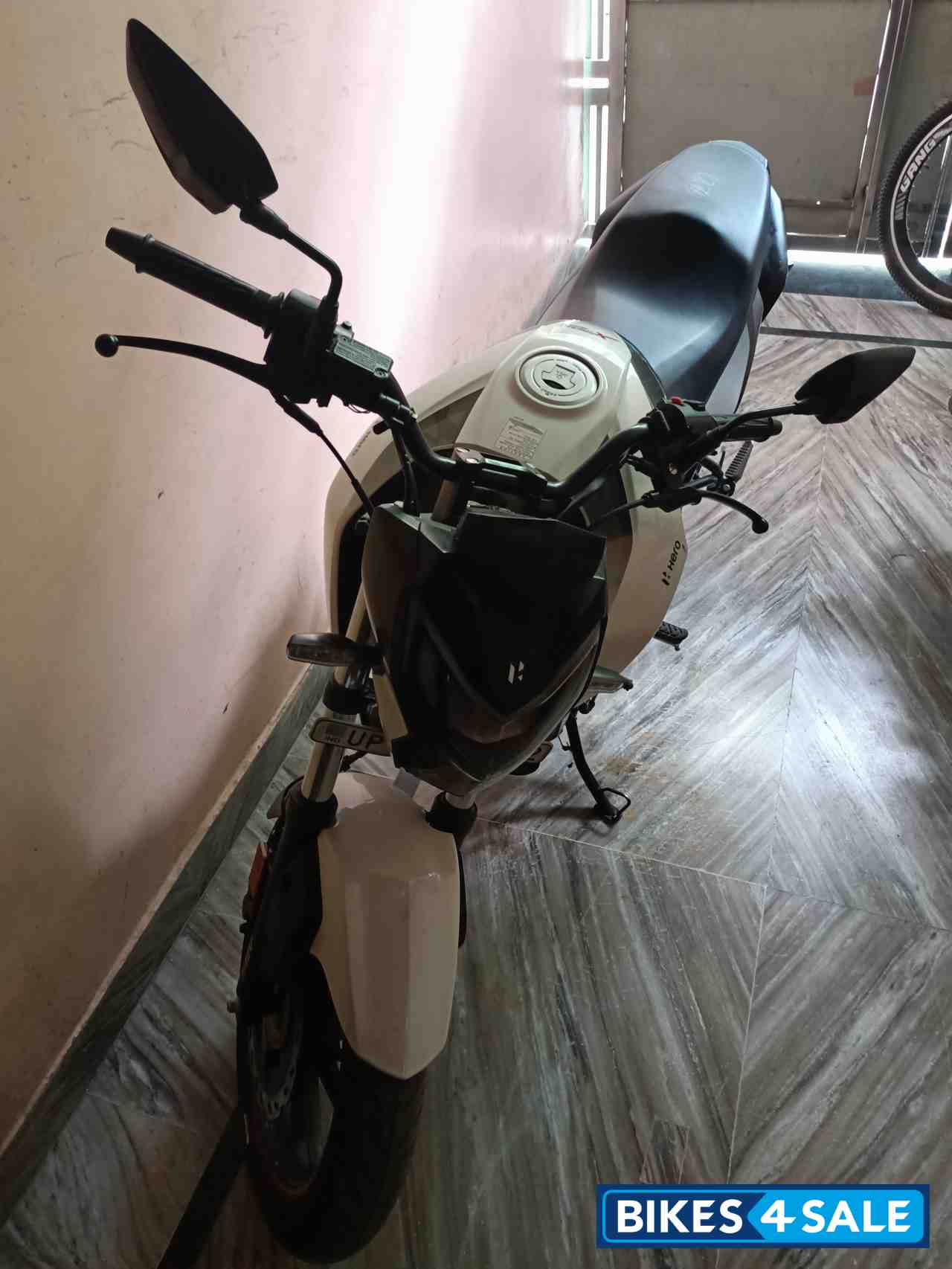 White Hero Xtreme 160R BS6