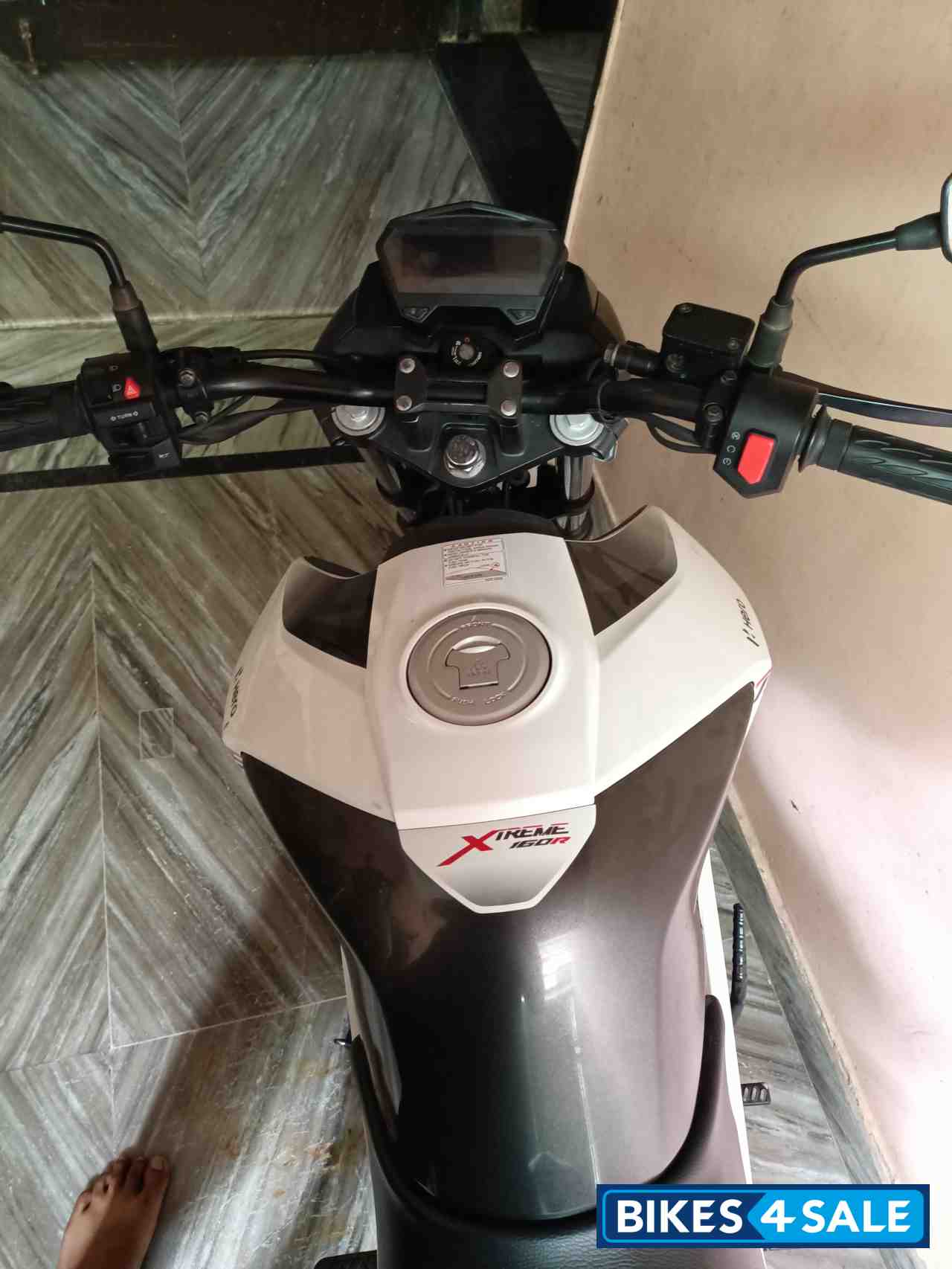 White Hero Xtreme 160R BS6