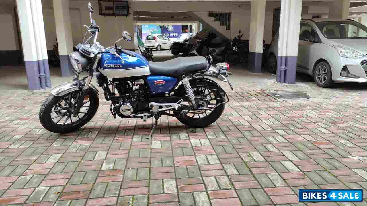 Blue& White Honda Hness CB350 DLX Pro