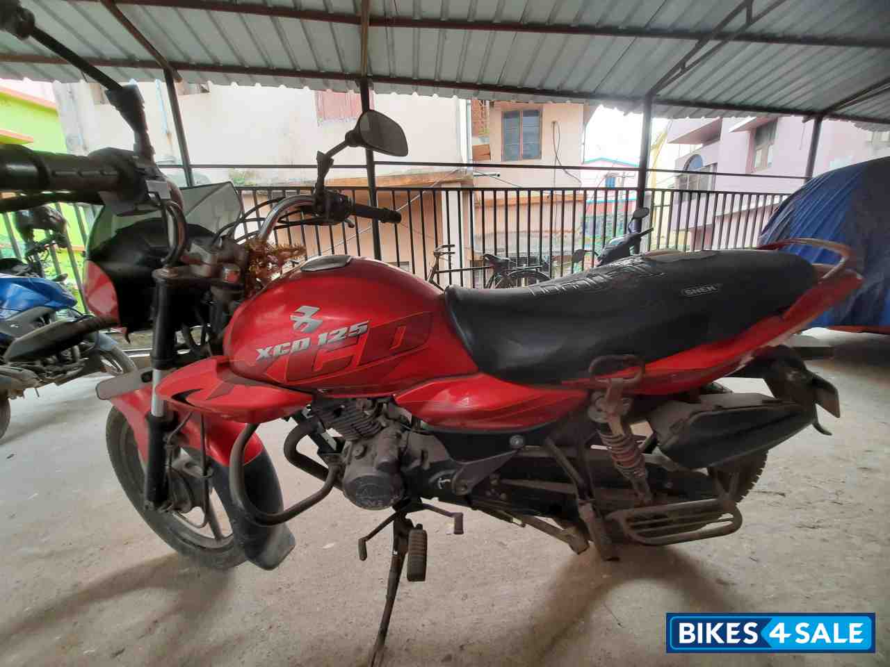 Red Bajaj XCD 125 DTS-Si