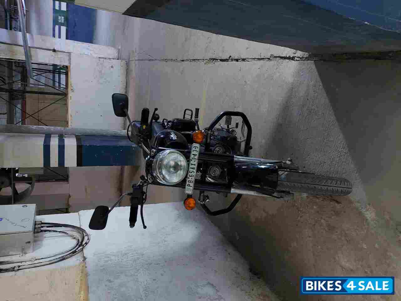 Pure Black Royal Enfield Classic 350 BS VI Pure Black Royal Enfield Classic 350 BS VI