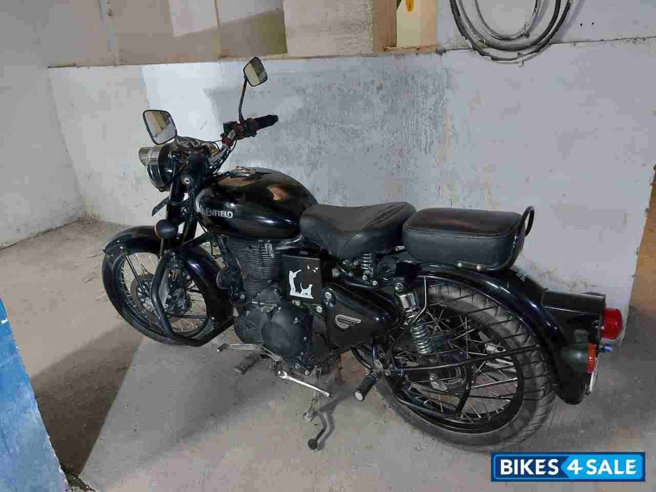 Pure Black Royal Enfield Classic 350 BS VI Pure Black Royal Enfield Classic 350 BS VI