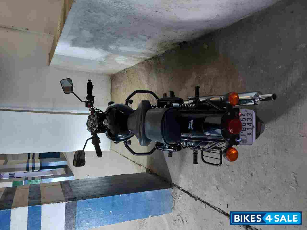 Pure Black Royal Enfield Classic 350 BS VI Pure Black Royal Enfield Classic 350 BS VI