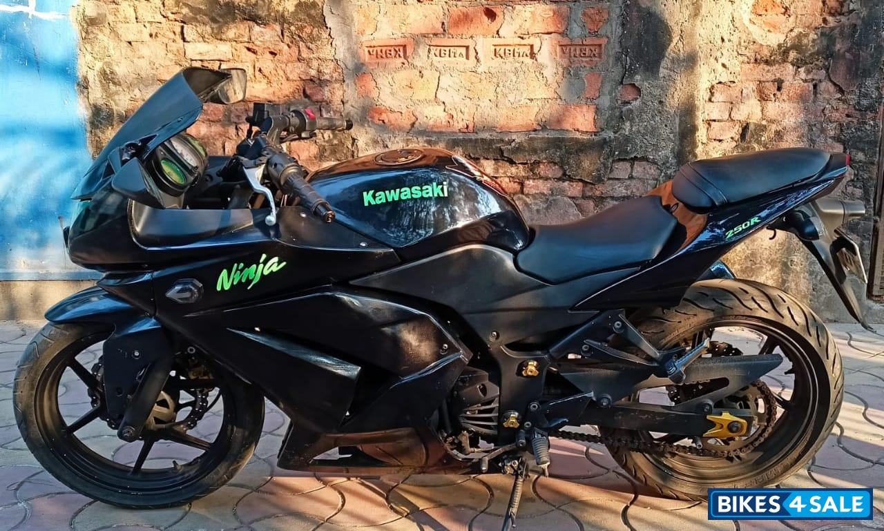 Black Kawasaki Ninja 250R
