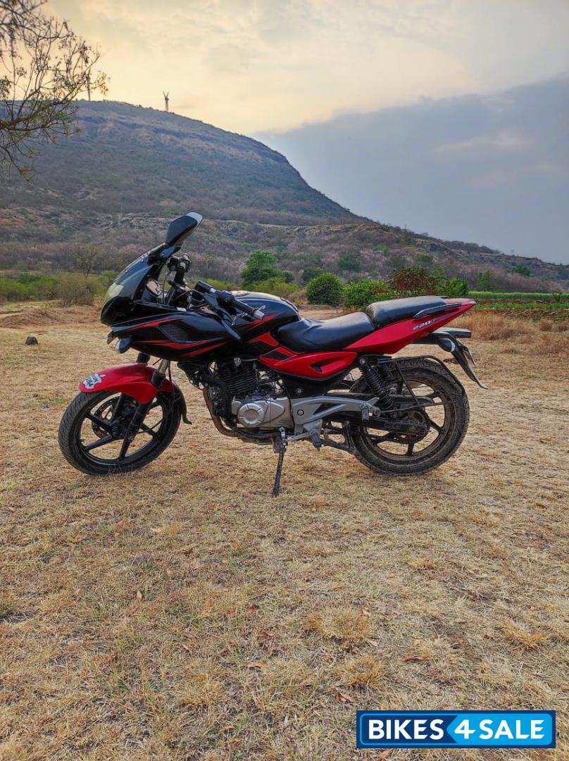 Bajaj Pulsar 220F