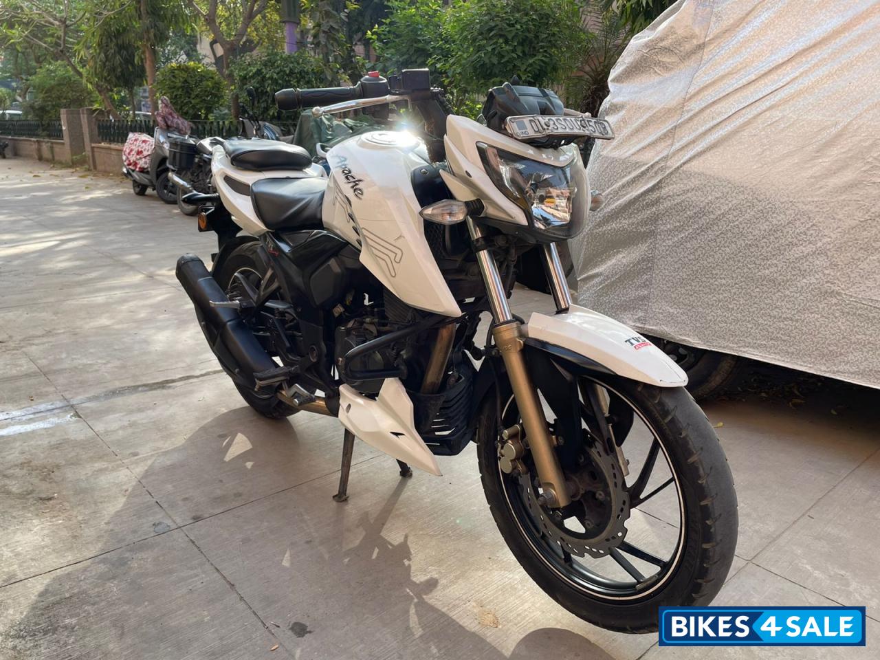 White TVS Apache RTR 200 4V