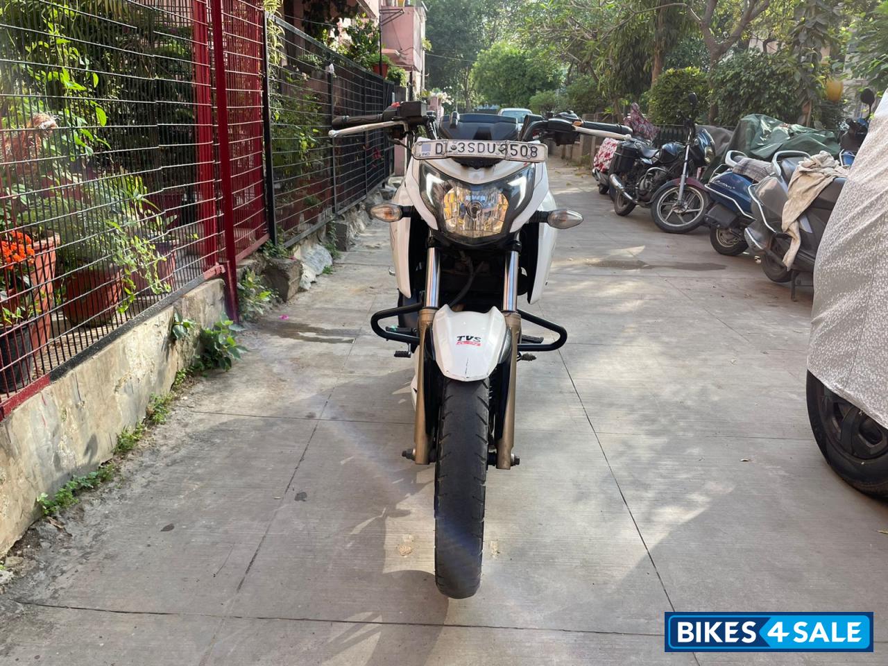 White TVS Apache RTR 200 4V