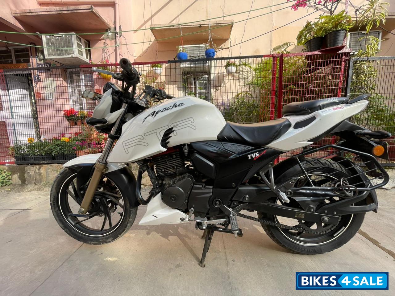 White TVS Apache RTR 200 4V