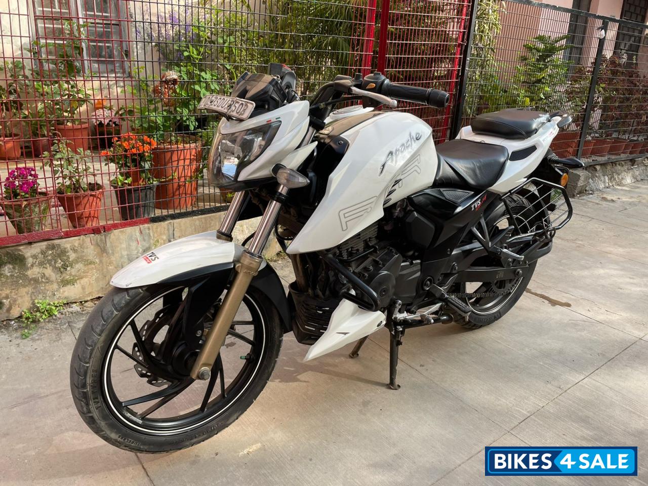 White TVS Apache RTR 200 4V