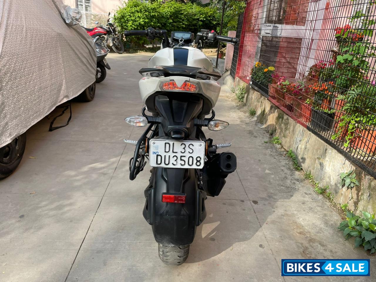 White TVS Apache RTR 200 4V