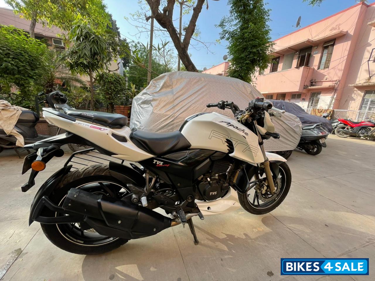 White TVS Apache RTR 200 4V