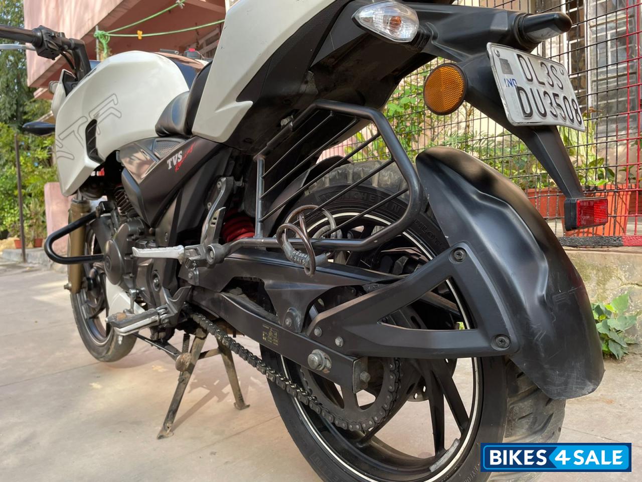 White TVS Apache RTR 200 4V