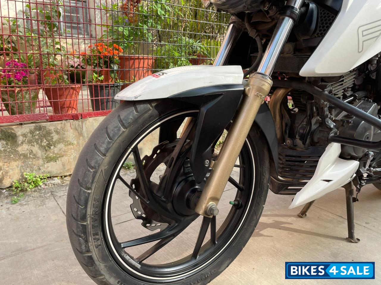 White TVS Apache RTR 200 4V