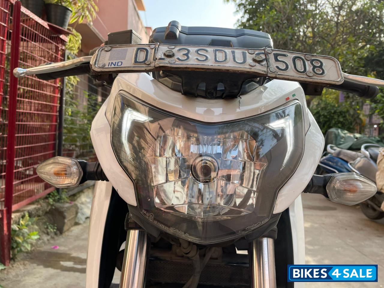 White TVS Apache RTR 200 4V