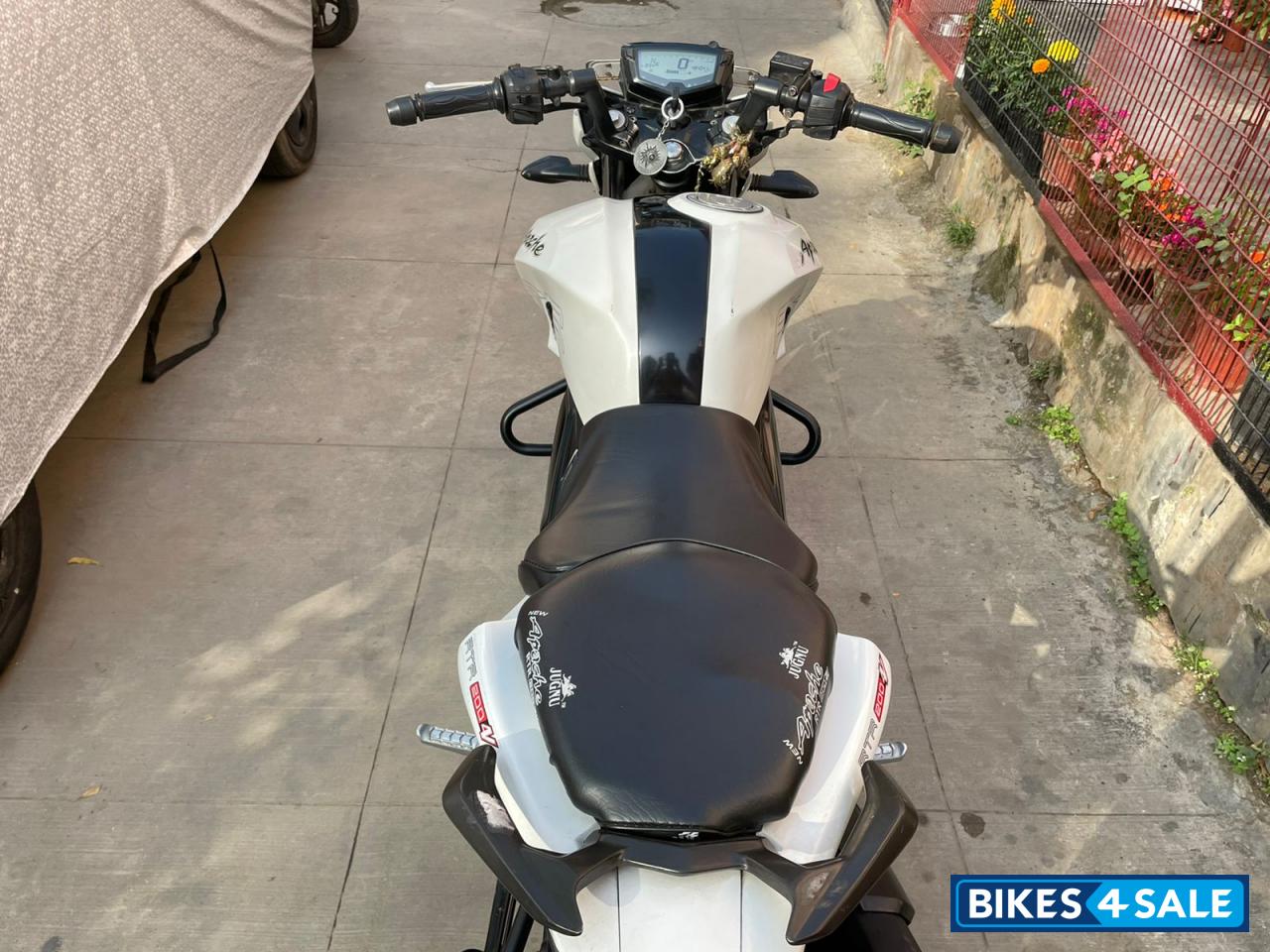 White TVS Apache RTR 200 4V