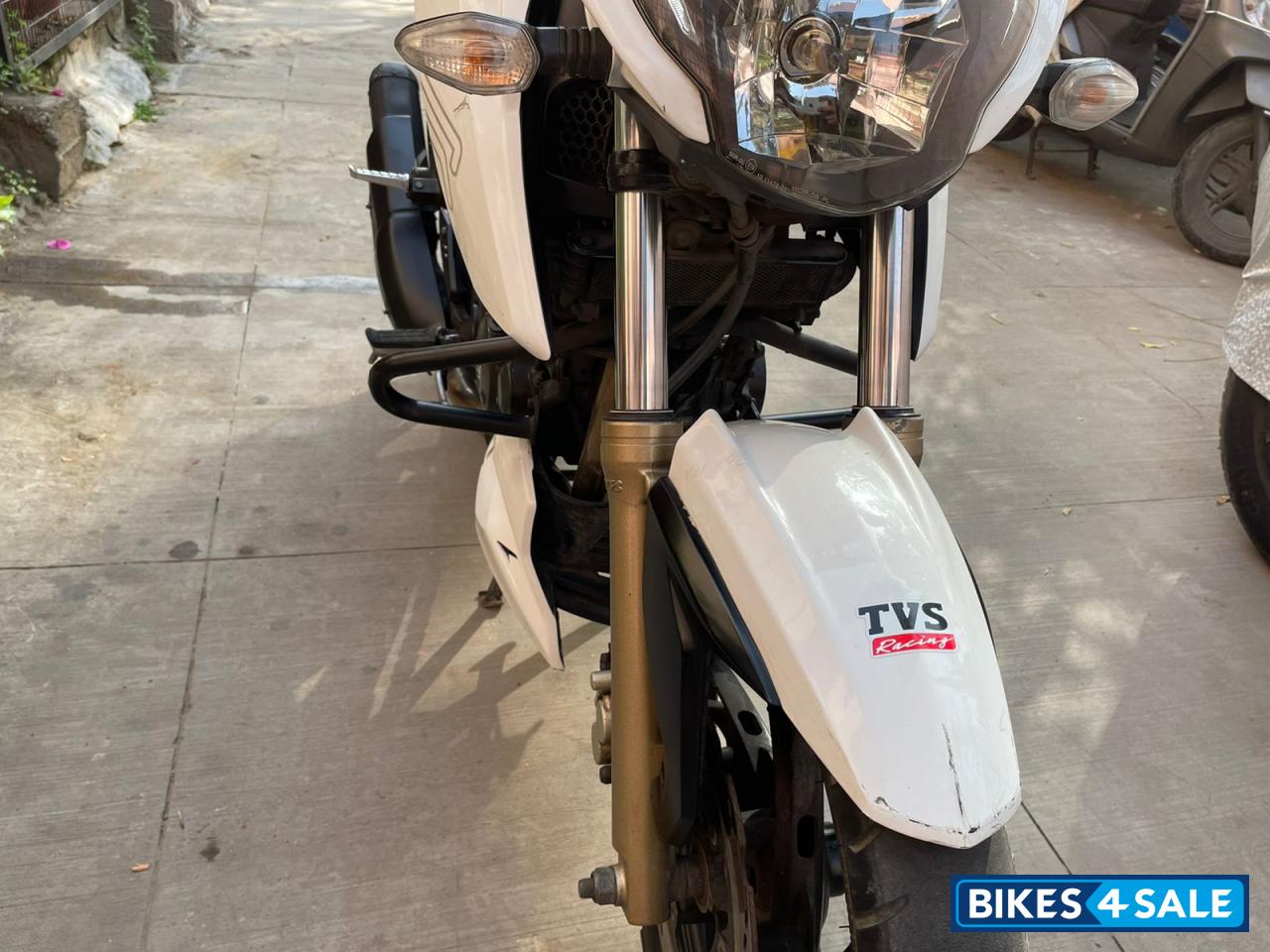 White TVS Apache RTR 200 4V