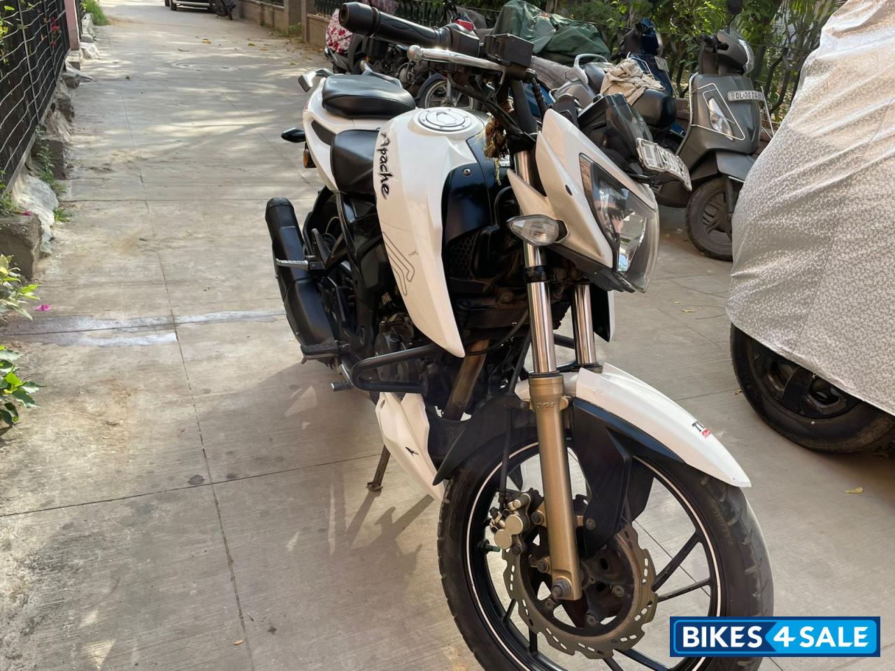 White TVS Apache RTR 200 4V
