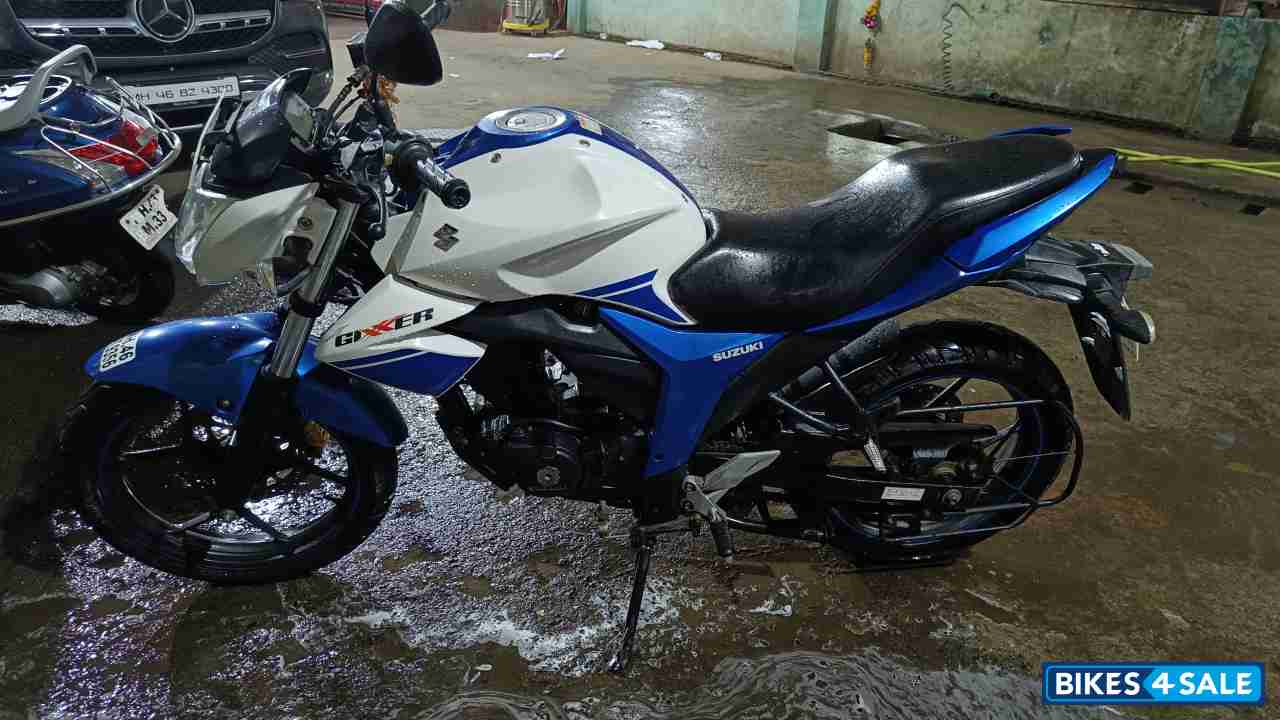 Blue/white Suzuki Gixxer 150