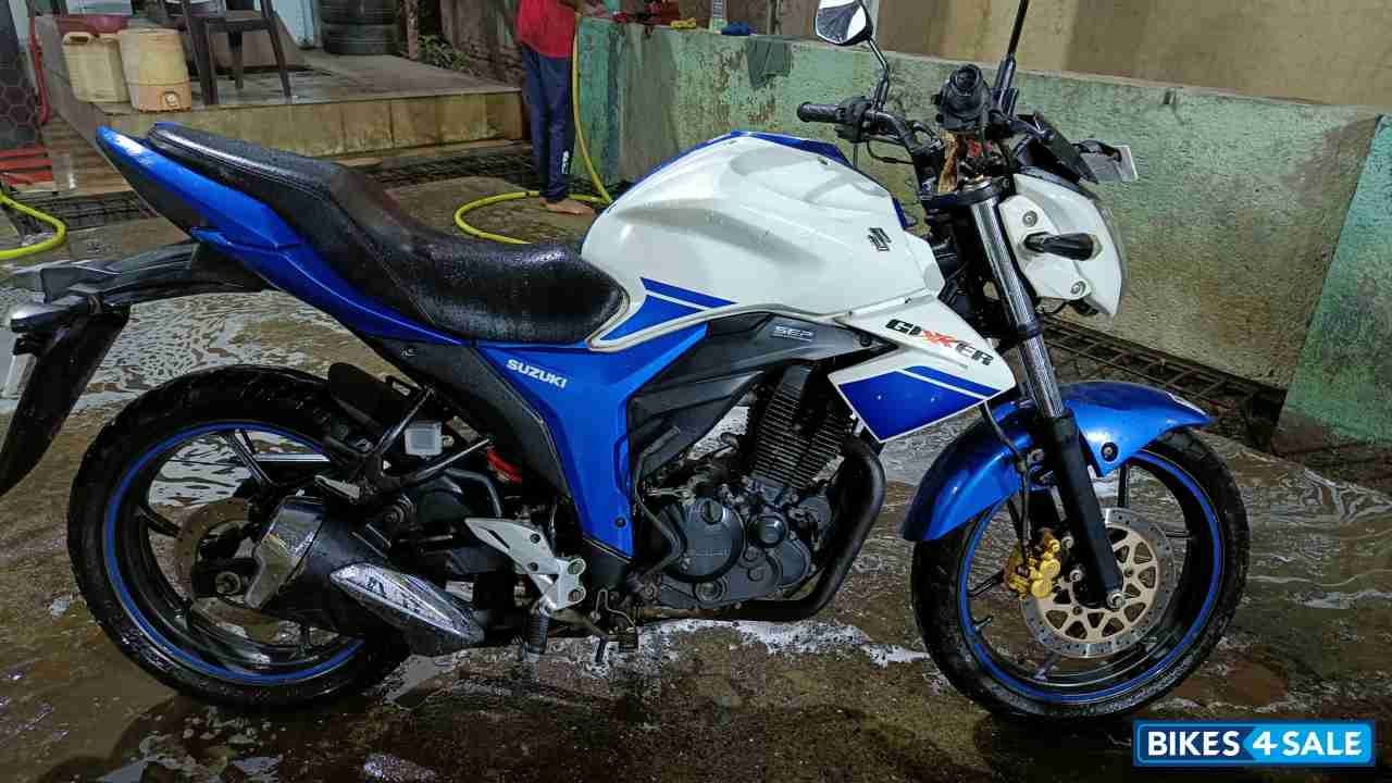 Blue/white Suzuki Gixxer 150 Blue/white Suzuki Gixxer 150