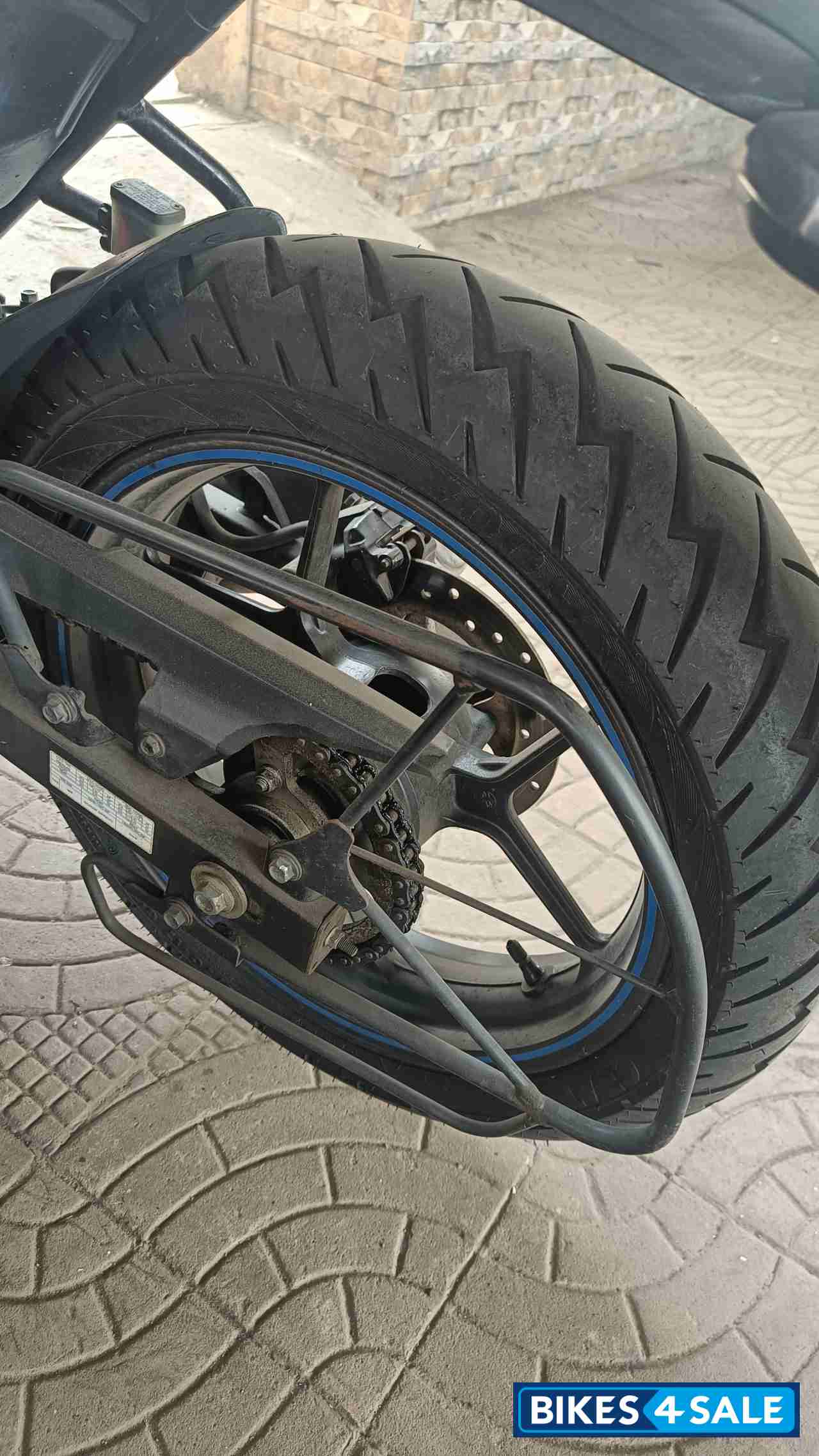 Blue/white Suzuki Gixxer 150 Blue/white Suzuki Gixxer 150