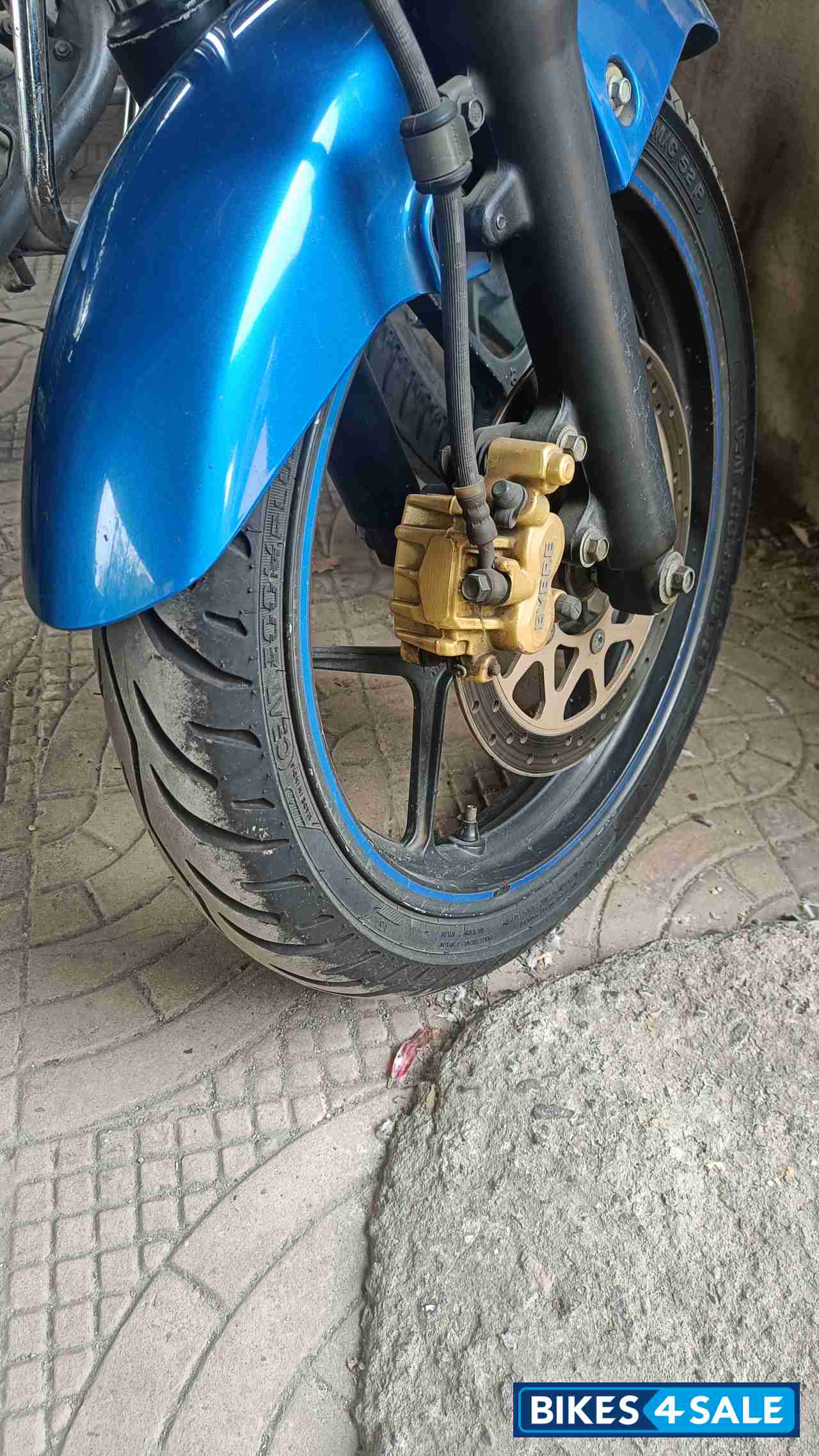 Blue/white Suzuki Gixxer 150 Blue/white Suzuki Gixxer 150