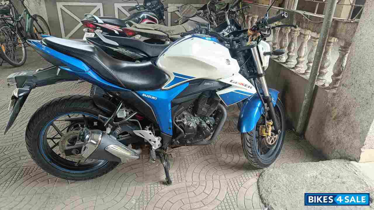 Blue/white Suzuki Gixxer 150 Blue/white Suzuki Gixxer 150