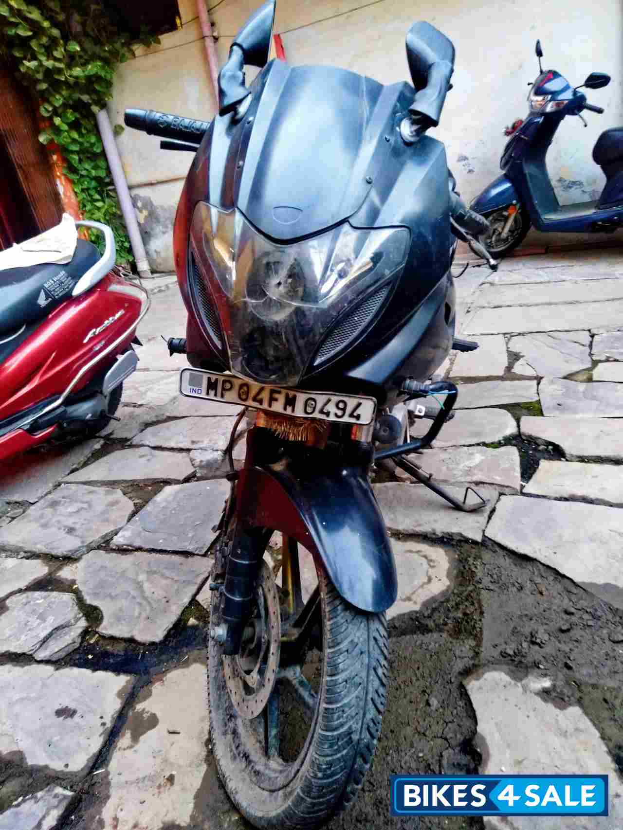 Black Bajaj Pulsar 220F