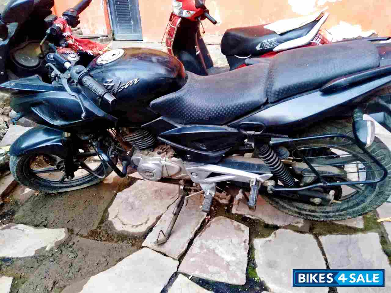 Black Bajaj Pulsar 220F