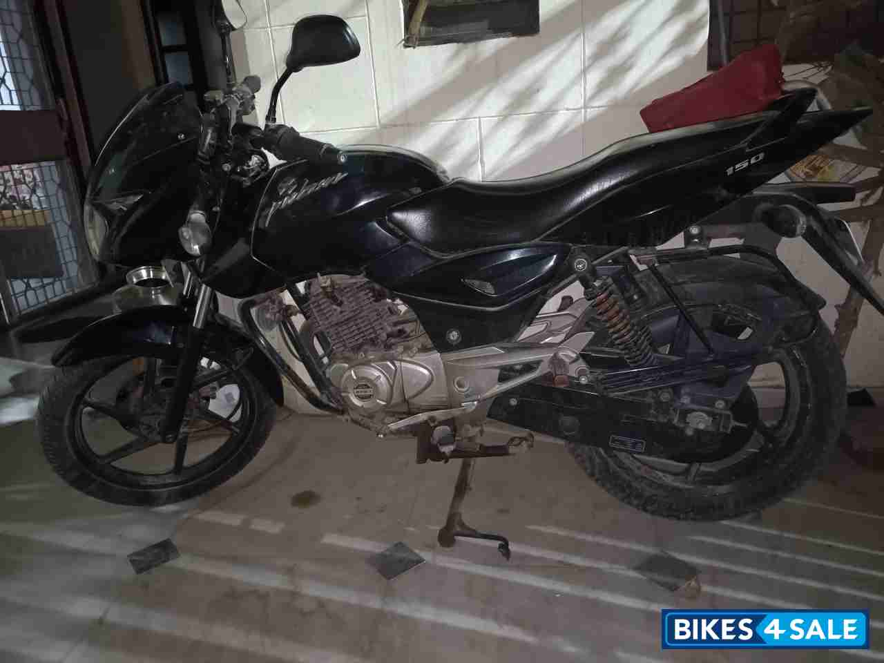 Black Bajaj Pulsar 150 Black Bajaj Pulsar 150